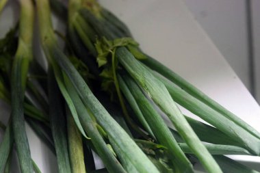 Mutfakta taze kuşkonmaz var.