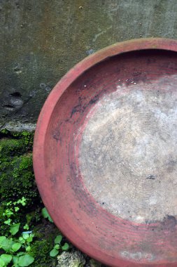 Paslı metal bir plaka.