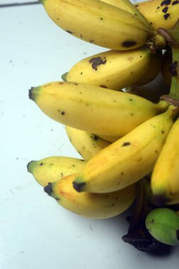 Beyaz arkaplanda muzlar.