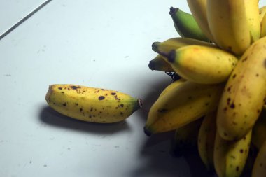 Beyaz arkaplanda muz meyvesi