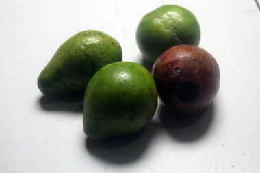 Siyah arkaplanda yeşil ve siyah zeytinler