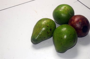 Beyaz arka planda avokado ve yeşil meyve