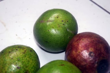 Masada taze ve sağlıklı avokado meyveleri var.