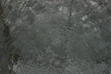 Sahile su sıçrıyor.