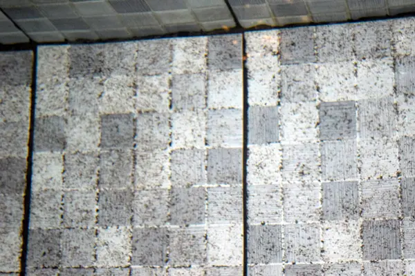 Duvarda siyah kiremitler