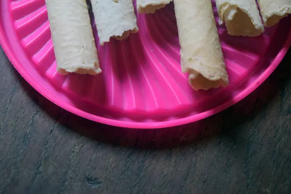 Bir tabakta iki çubuk çikolatanın yakın çekimi.