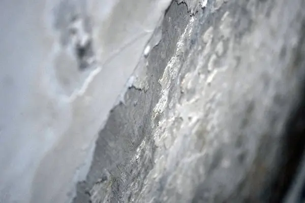 Eski gri tuğla duvar dokusu. arkaplanda çatlaklar, çizikler ve çizikler var..