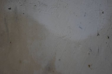 Büyük çatlakları olan eski duvar.