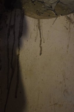 Şehirde terk edilmiş eski bir ev.