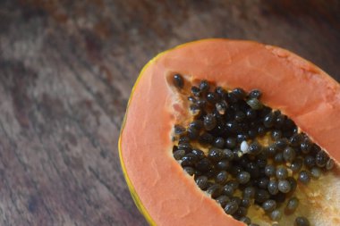 Tahta masada taze papaya..