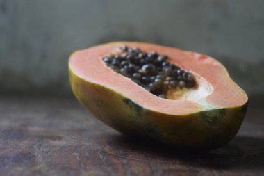 ahşap zemin üzerinde papaya.