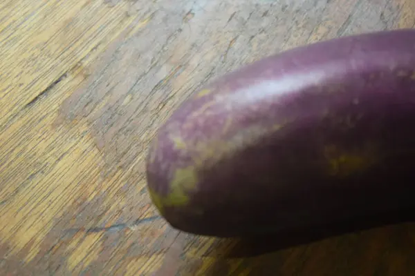 Tahta bir kutuda taze kırmızı patlıcan.