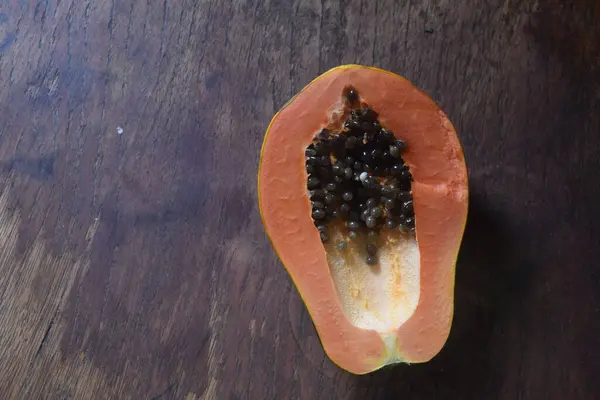 Ahşap arka planda taze papaya meyvesi yakın çekim