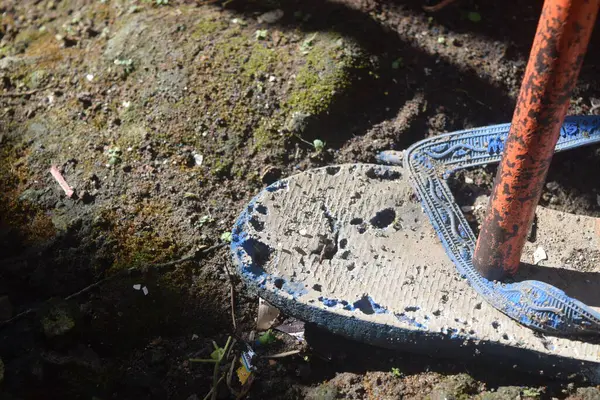 Eski paslı demir zincirli