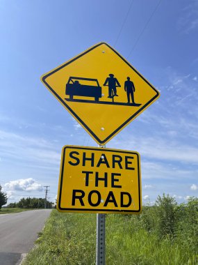 Sarı yol işareti, sürücülere, bisikletçilere ve yayalara yolu paylaşmalarını, güvenliği ve farkındalığı artırmalarını hatırlatıyor.