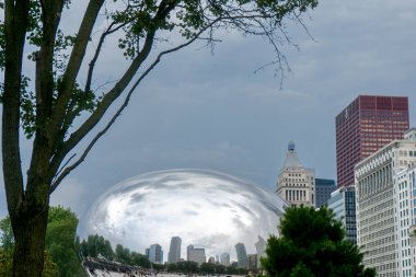 Bulut kapısı, fasulye olarak da bilinir, Chicago gökyüzünü yansıtır ve bulutlu gökyüzünü milenyum parkında