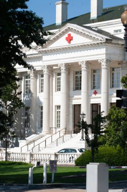 Washington, DC 'deki Amerikan Kızıl Haç binasında önemli kızıl haç sembolleri yer alıyor.