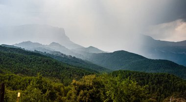 Dağlarda yağmurlu güzel bir manzara