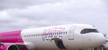 Lizbon havaalanında wizzair uçağı