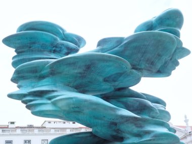 Lizbon Portekiz 'de Kaçak olarak adlandırılan Tony Cragg' ın nadir toprak heykeli