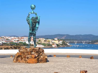 Portekiz 'deki vila nova de Milfontes' te Aureliano Aguiar 'ın Demir Başmelek heykeli.