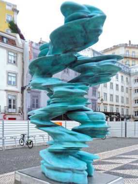 Lizbon Portekiz 'de Kaçak olarak adlandırılan Tony Cragg' ın nadir toprak heykeli