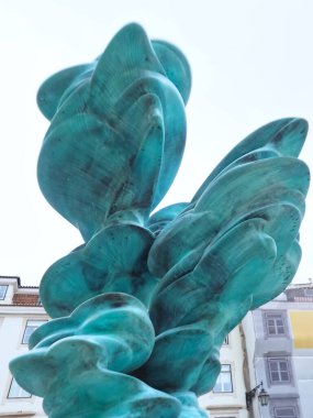 Lizbon Portekiz 'de Kaçak olarak adlandırılan Tony Cragg' ın nadir toprak heykeli