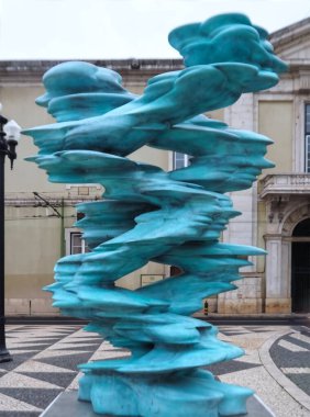 Lizbon Portekiz 'de Kaçak olarak adlandırılan Tony Cragg' ın nadir toprak heykeli