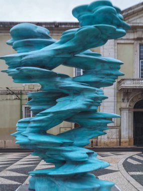 Lizbon Portekiz 'de Kaçak olarak adlandırılan Tony Cragg' ın nadir toprak heykeli