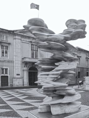 Lizbon Portekiz 'de Kaçak olarak adlandırılan Tony Cragg' ın nadir toprak heykeli