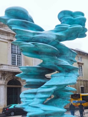 Lizbon Portekiz 'de Kaçak olarak adlandırılan Tony Cragg' ın nadir toprak heykeli