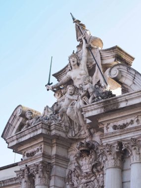 Lizbon 'daki askeri müzenin girişinde anıtsal heykeller var.