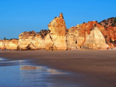 Potimao Portekiz 'in güzel Algarve plaj manzarası. Destansı yüksek kızıl uçurumları var.