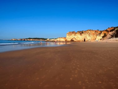 Potimao Portekiz 'in güzel Algarve plaj manzarası. Destansı yüksek kızıl uçurumları var.