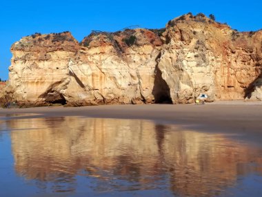 Potimao Portekiz 'in güzel Algarve plaj manzarası. Destansı yüksek kızıl uçurumları var.