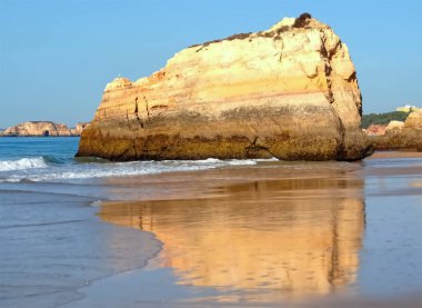 Potimao Portekiz 'in güzel Algarve plaj manzarası. Destansı yüksek kızıl uçurumları var.