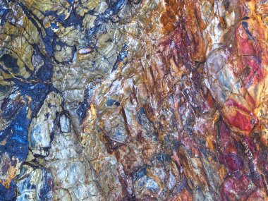 Portekiz 'de ilginç desenleri olan renkli kayalar.