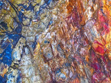 Portekiz 'de ilginç desenleri olan renkli kayalar.