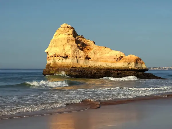 Potimao Portekiz 'in güzel Algarve plaj manzarası. Destansı yüksek kızıl uçurumları var.