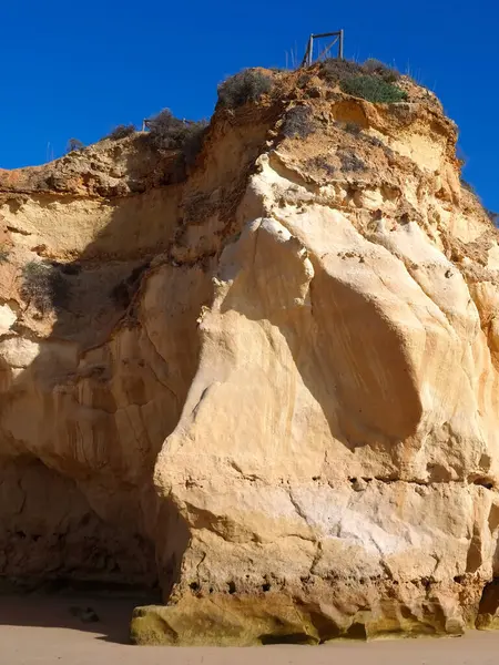 Porimao 'da plajda kocaman bir yamaç. Portekiz' in Algarve bölgesinde.