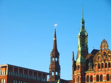 Hamburg 'daki Speicherstadtrathaus güzel bir bina.