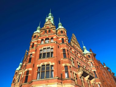 Hamburg 'daki Speicherstadtrathaus güzel bir bina.