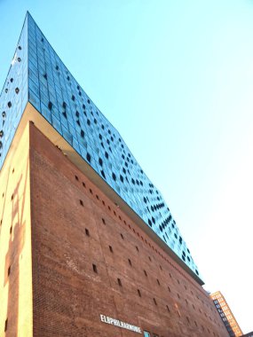 Almanya 'nın Hamburg şehrinde Elbe Nehri' nde ünlü müzikhol Elbphilharmonie 'de.