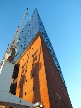 Almanya 'nın Hamburg şehrinde Elbe Nehri' nde ünlü müzikhol Elbphilharmonie 'de.
