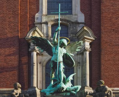 Almanya 'da Hamburg' daki St. Michaels Kilisesi 'nde şeytanla savaşan Başmelek Michael heykeli.