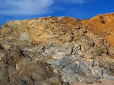 Portekiz 'de Atlantik Okyanusu' nda ilginç desenleri olan renkli kayalar.