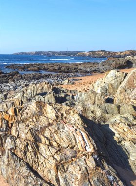 Portekiz 'de Atlantik Okyanusu' nda ilginç desenleri olan renkli kayalar.