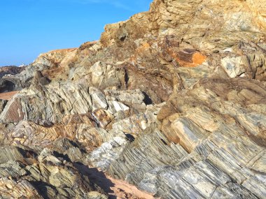 Portekiz 'de Atlantik Okyanusu' nda ilginç desenleri olan renkli kayalar.