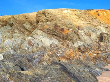 Portekiz 'de Atlantik Okyanusu' nda ilginç desenleri olan renkli kayalar.