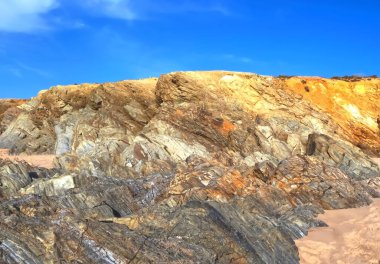 Portekiz 'de Atlantik Okyanusu' nda ilginç desenleri olan renkli kayalar.